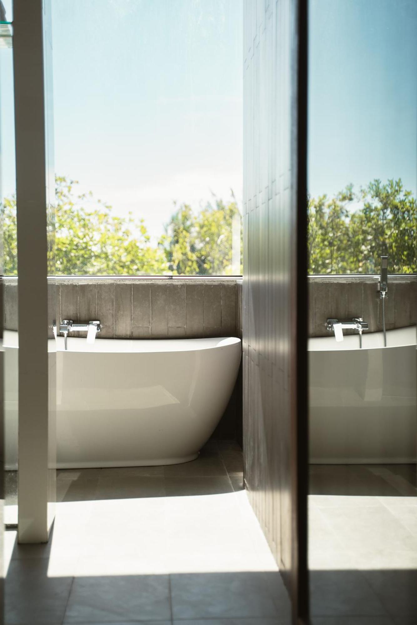 Premier King Pool View